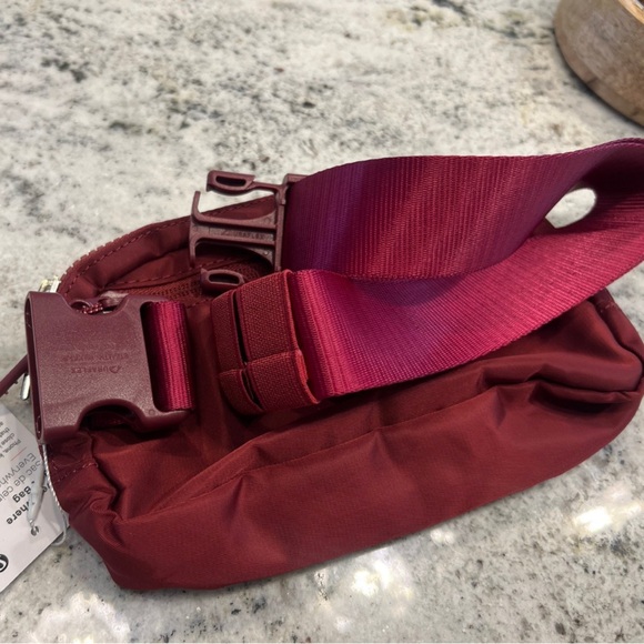 🍁🍂Brand New Lululemon belt bag in 1L Red Merlot crossbody fannypack - Picture 5 of 6